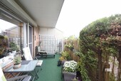 Terrasse mit Fliegenschutztür - 