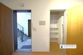Wohnungseingang mit Abstellraum und Sicherungskasten neben der Gegensprechanlage - 