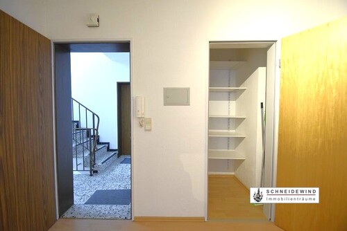 Wohnungseingang mit Abstellraum und Sicherungskasten neben der Gegensprechanlage - 