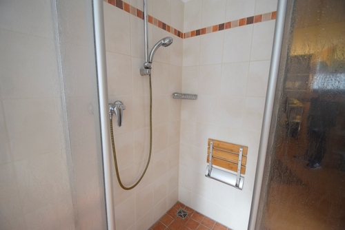 Praktischer Sitz in der Dusche - 