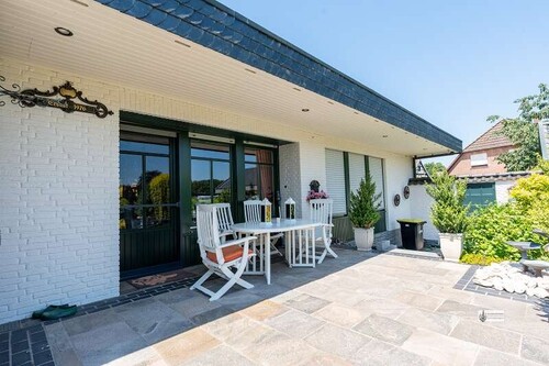 Überdachte Terrasse mit Lichtstrahlern - 