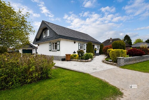 Titelfoto - Ein Zuhause zum Verlieben Repräsentatives Einfamilienhaus mit traumhaftem Garten, Wellness + Garage
