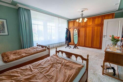 Schlafzimmer mit Einbauschrank - 