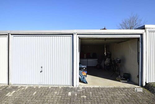 2 Garagen gehören zum Haus - 