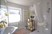 Bad mit Dusche und Fenster - 