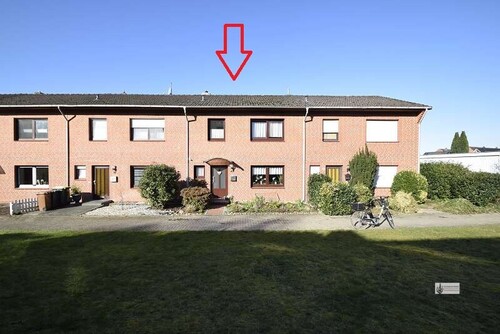 Ostseite des Hauses - Reihenmittelhaus Ideal für Familie mit 2 Kindern + 2 Garagen + Einbauküche + Garten mit Holzhaus