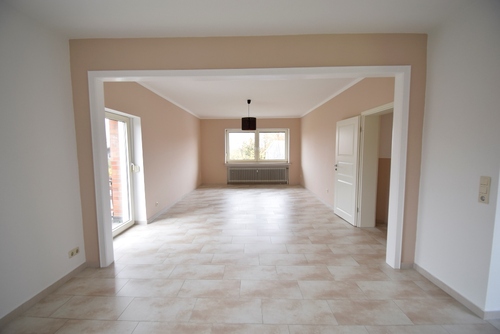 Blick ins Wohnzimmer vom Essbereich aus - 