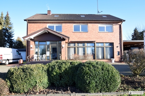 Hausfront mit Parkplätzen - 3 Zimmer Etagenwohnung zur Miete in Affinghausen