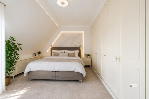 Helles, modernes Schlafzimmer im Dachgeschoss - 
