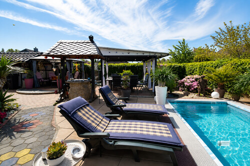 Moderne Gartenlandschaft mit Pool und Pergola - 5 Zimmer Einfamilienhaus in Syke