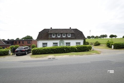 Außenansicht der 2 Doppelhaushälften - 2.583 m² Grundstück mit Abrisshaus Neubau von 4 - 10 WE möglich.