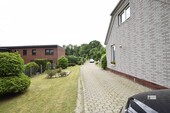 Zufahrt zum hinteren Grundstücksanteil mit Nebengebäude - Grundstück zum Kaufen in Syke