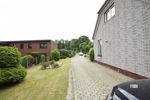 Zufahrt zum hinteren Grundstücksanteil mit Nebengebäude - Grundstück zum Kaufen in Syke