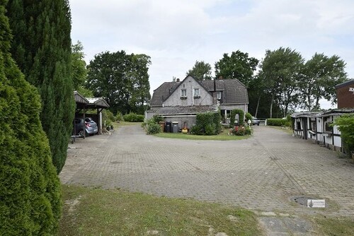 Zufahrt links und rechts am Haus vorbei - 
