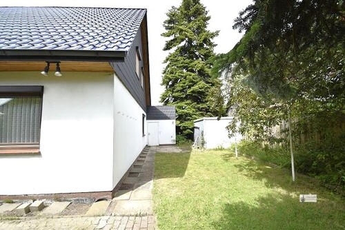 Ostseite mit 2. Garage als Abstellraum für Gartengerät - 