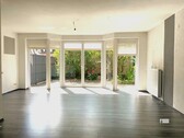 Wohnzimmer mit Blick zur Terrasse - 