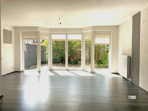 Wohnzimmer mit Blick zur Terrasse - 