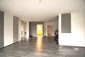 Wohnzimmer mit Blick zur Küche - 