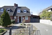 Hausanblick von vorne - Kleines REH in ruhiger Lage + Carport + Garten + Rollläden sucht neuen Eigentümer