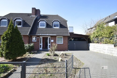 Hausanblick von vorne - Kleines REH in ruhiger Lage + Carport + Garten + Rollläden sucht neuen Eigentümer