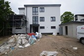 Das Gerüst ist auch bald weg - Neubau zum 1.7.2026 Hoch moderne Penthouse-Wohnung Rollläden+Stellplatz+Dachterrasse ohne Küche
