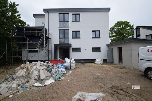 Das Gerüst ist auch bald weg - Neubau zum 1.7.2026 Hoch moderne Penthouse-Wohnung Rollläden+Stellplatz+Dachterrasse ohne Küche