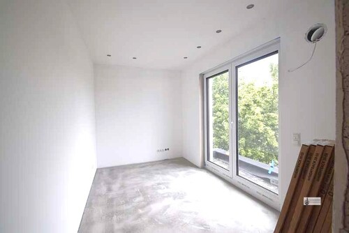 Schlafzimmer mit Tür zur Dachterrasse - 