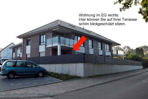 Terrasse mit Sichtschutz - 3-Zimmer-Wohnung im EG, Terrasse mit Gartenanteil Stellplatz vor dem Haus + EBK für kleines Geld