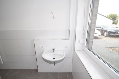 Waschbecken und kleine Ablagefläche - 