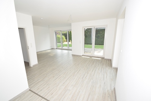 Großes Wohnzimmer mit vielen Stellmöglichkeiten für Ihre Möbel - 3 Zimmer Erdgeschoßwohnung zur Miete in Syke