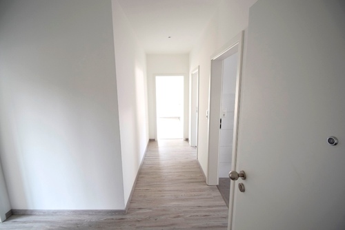 Wohnungseingang mit ausreichend Stellfläche für Garderobe - 