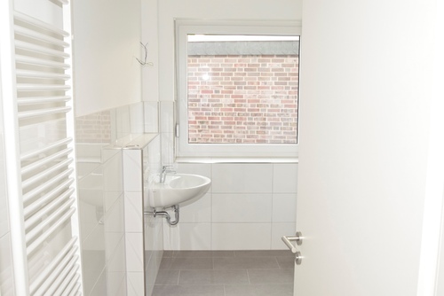 Badezimmer mit Handtuchheizkörper - 