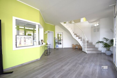 k-Empfang im EG mit Treppenaufgang - 