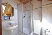 Bad mit Dusche und Toilette im DG - 