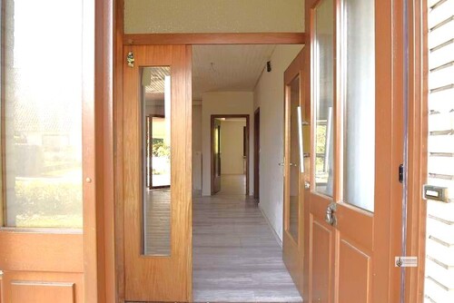 Blick durch den Windfang zum Flur - Zweifamilienhaus mit 144,78 m&sup2; in Weyhe zum Kaufen