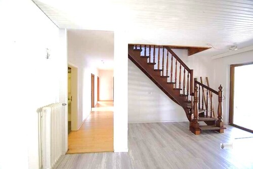 Seitenflur mit Zugang zu den Zimmern - 