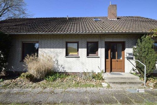 Südseite mit Haustür - Großes Ein-Zweifamilienhaus mitten im Zentrum von Kirchweyhe mit großem Garten und Garage