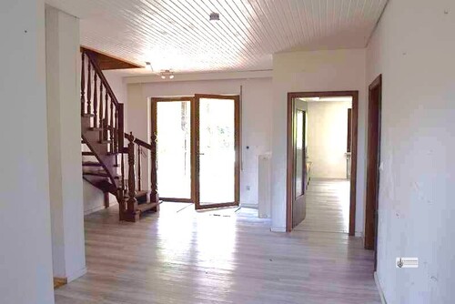 Großer Flur mit Terrassentür - 