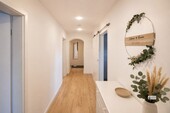 Heller Flur mit rustikaler Dekoration - 