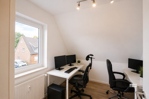 Helles minimalistisches Dachbüro setup - 