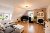 Helles skandinavisches Wohnzimmer im Dachgeschoss - 