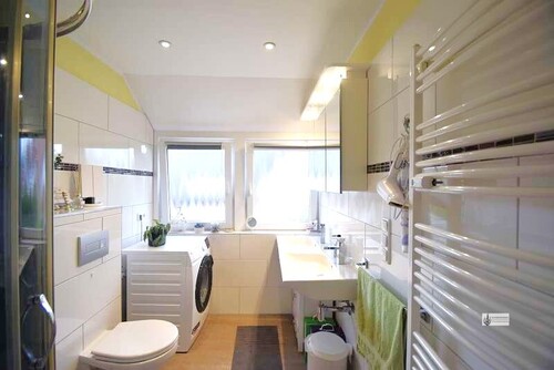 Bad mit Dusche, Fenster und WM-Anschluss - 