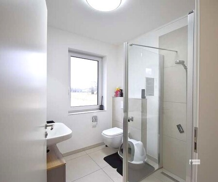 Bad mit Dusche und Fenster - 