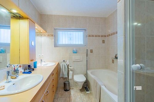 Badezimmer im EG mit Dusche und Badewanne - 