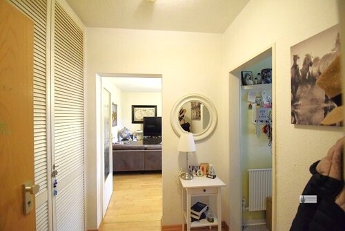 Flurbereich mit Zugang zum Wohnzimmer und Küche - 