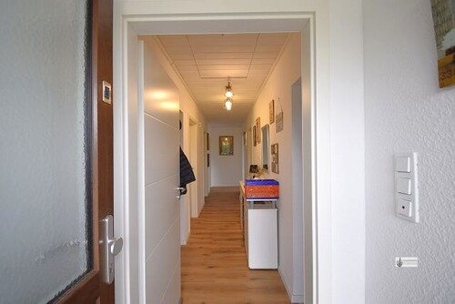 Blick durch den Windfang in den Flur - 4 Zimmer Einfamilienhaus in Bruchhausen-Vilsen