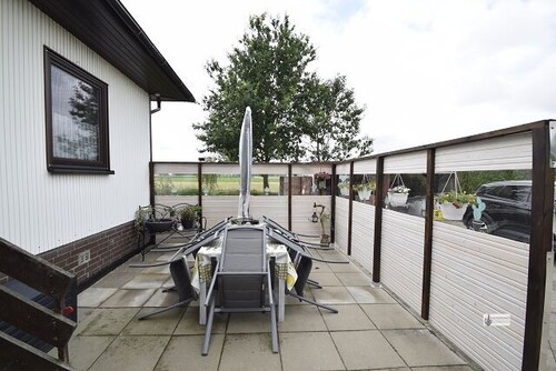 Windgeschützte Terrasse neben dem Haupteingang - 