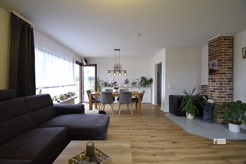 Wohnzimmer mit Terrassentür und Kaminanschluß - 