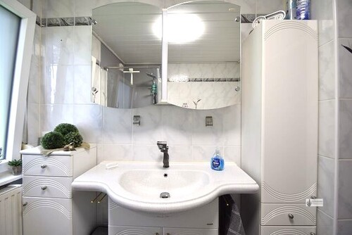 Großer Waschtisch mit Doppelspiegelschrank - 