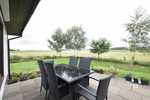 Große Terrasse mit freiem Blick über den Acker - 